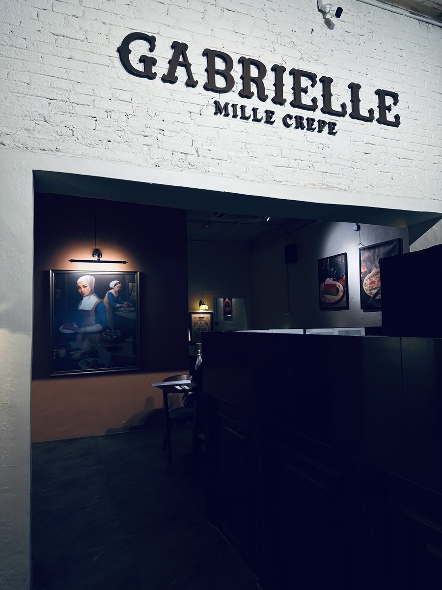 JamilKhalil's tweet photo. Ade 1 cafe dessert dekat ipoh yang aku singgah last 2 week, located betul-betul tengah pekan Ipoh. Dessert Cafe ni ala-ala ‘Kenny Hills Baker, KLCG &amp; Christine’.  bhg belakang ada hidden area untuk chill. Tak yah turun KL dah ok. Kena try Cannoli dia 👍🏻 https://t.co/rnCel6wTnq