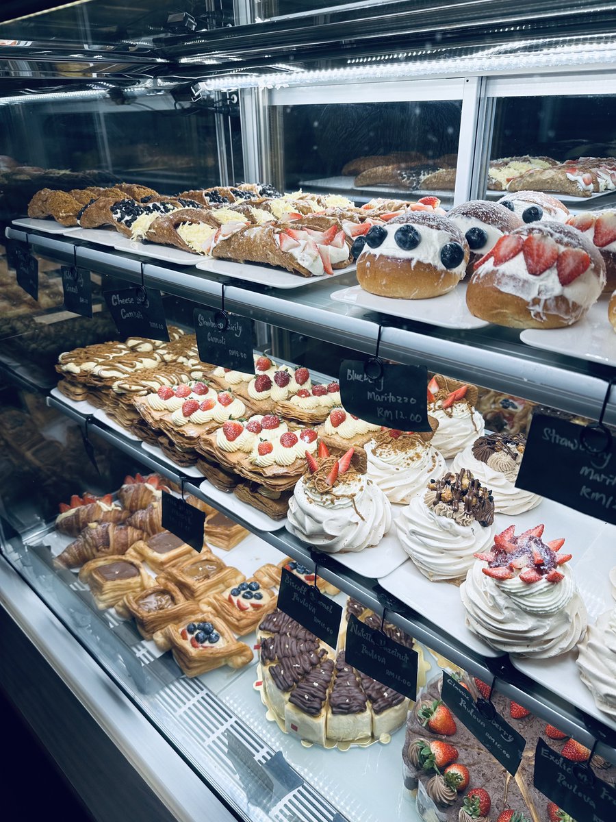 JamilKhalil's tweet photo. Ade 1 cafe dessert dekat ipoh yang aku singgah last 2 week, located betul-betul tengah pekan Ipoh. Dessert Cafe ni ala-ala ‘Kenny Hills Baker, KLCG &amp; Christine’.  bhg belakang ada hidden area untuk chill. Tak yah turun KL dah ok. Kena try Cannoli dia 👍🏻 https://t.co/rnCel6wTnq