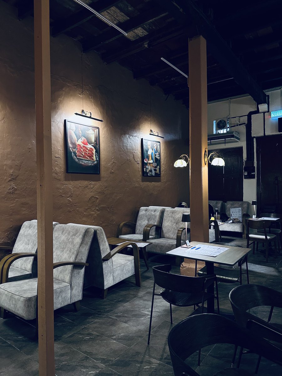 JamilKhalil's tweet photo. Ade 1 cafe dessert dekat ipoh yang aku singgah last 2 week, located betul-betul tengah pekan Ipoh. Dessert Cafe ni ala-ala ‘Kenny Hills Baker, KLCG &amp; Christine’.  bhg belakang ada hidden area untuk chill. Tak yah turun KL dah ok. Kena try Cannoli dia 👍🏻 https://t.co/rnCel6wTnq