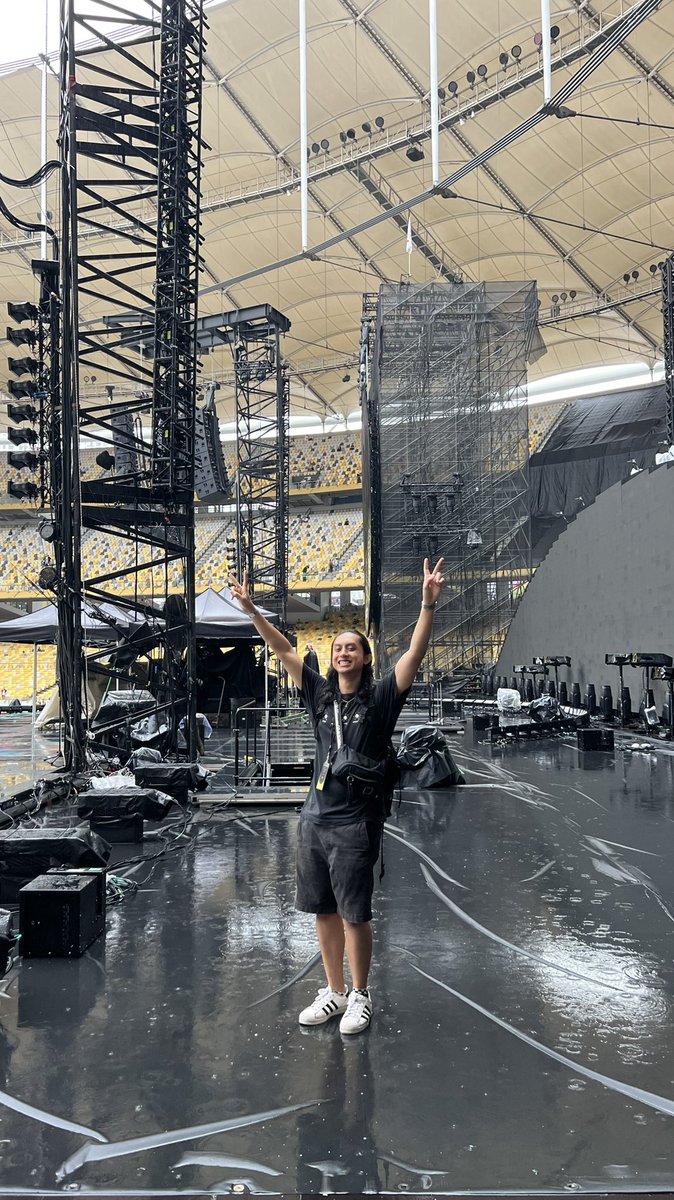emeirulashraf's tweet photo. This one tak boleh masuk thread. This is a special one

COLDPLAY Live In KL // Drum Tech @AbbasMunawwar for Bunga as opening act https://t.co/NHrT7T5FTJ