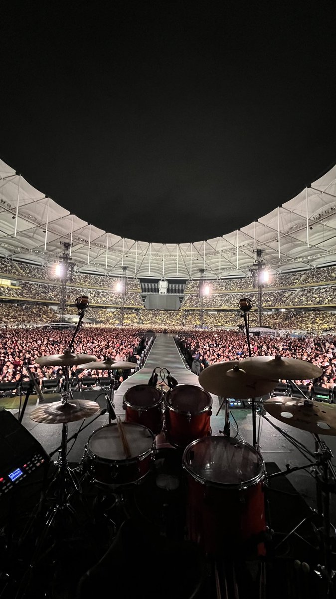 emeirulashraf's tweet photo. This one tak boleh masuk thread. This is a special one

COLDPLAY Live In KL // Drum Tech @AbbasMunawwar for Bunga as opening act https://t.co/NHrT7T5FTJ