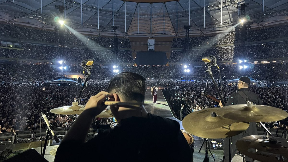 emeirulashraf's tweet photo. This one tak boleh masuk thread. This is a special one

COLDPLAY Live In KL // Drum Tech @AbbasMunawwar for Bunga as opening act https://t.co/NHrT7T5FTJ