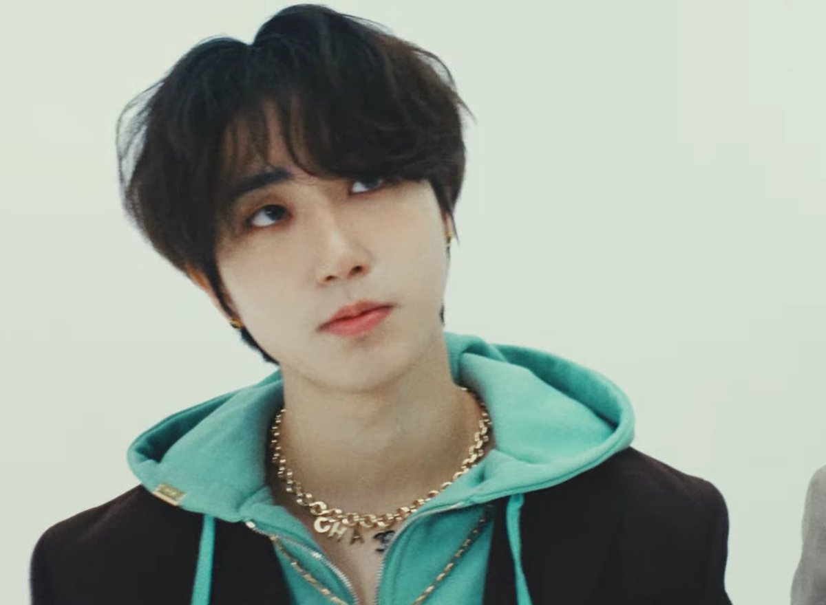 StyleByHAN's tweet photo. #HAN wore a CHANEL necklace in Step Out 2024 but I still can't find the exact model 😓 If you have any information about it please feel free to put it in the comments 😊❤️ https://t.co/C7KWznD0Rt
