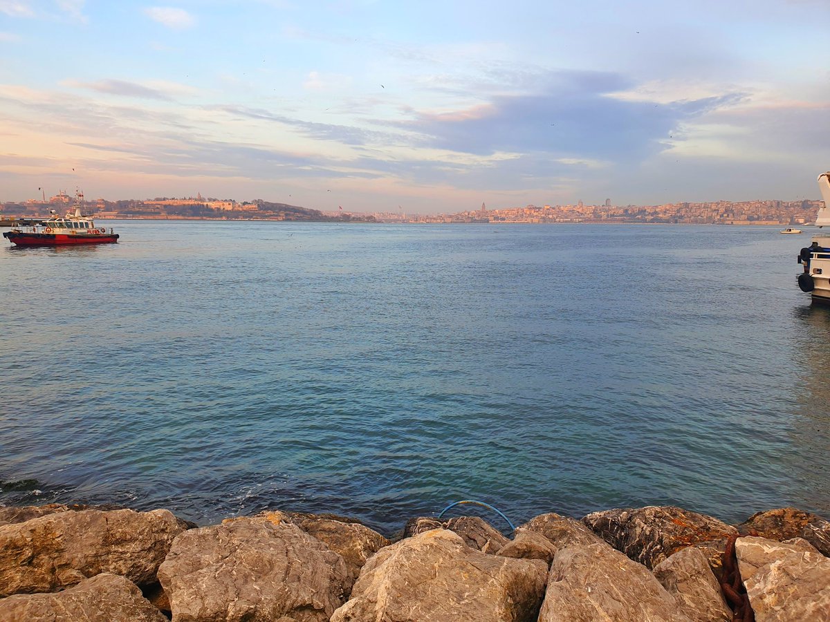 ...
Şehir de kayboldu, denizin durgunluğu da
Bir anka kuşu yeniden karıyorken küllerini
Bir kaya oyuğu kendini alıştırıyorken boşluğa
Dedim, deniz de bendim, düşleyen de denizi
Ve sabah olur olmaz üstünde derinliğimin
Bir gülümseme gibi bulacağım kendimi
#sabahınşiirhali