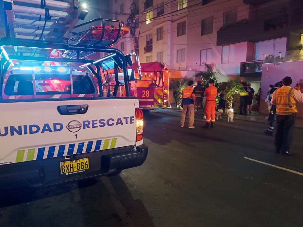 MuniMiraflores's tweet photo. 🚨 Atendimos el reporte de nuestros vecinos sobre una #AlertaDeIncendio en av. Miguel Grau. Personal de #Bomberos, #GRD, #Serenazgo y #Movilidad de la municipalidad de #Miraflores se hicieron presente para atender la situación. Actualmente la emergencia se encuentra #Controlada. https://t.co/UK71bhJC38