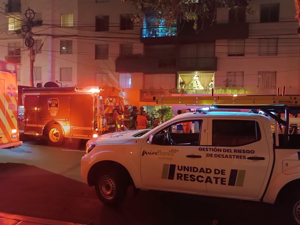 MuniMiraflores's tweet photo. 🚨 Atendimos el reporte de nuestros vecinos sobre una #AlertaDeIncendio en av. Miguel Grau. Personal de #Bomberos, #GRD, #Serenazgo y #Movilidad de la municipalidad de #Miraflores se hicieron presente para atender la situación. Actualmente la emergencia se encuentra #Controlada. https://t.co/UK71bhJC38