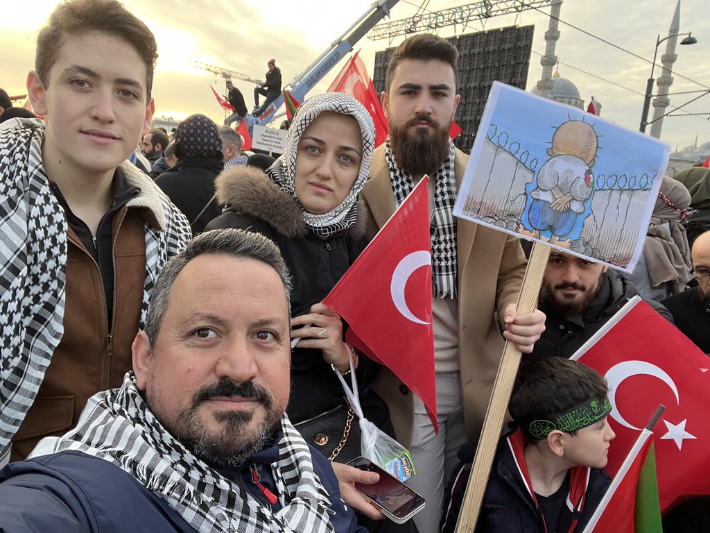 ahmetsekerli_tr's tweet image. TÜM ŞEHİTLERİMİZ İÇİN GALATA KÖPRÜSÜNDEYİZ.
#fortheirfuture #şehitlerölmezvatanbölünmez #01ocak2024