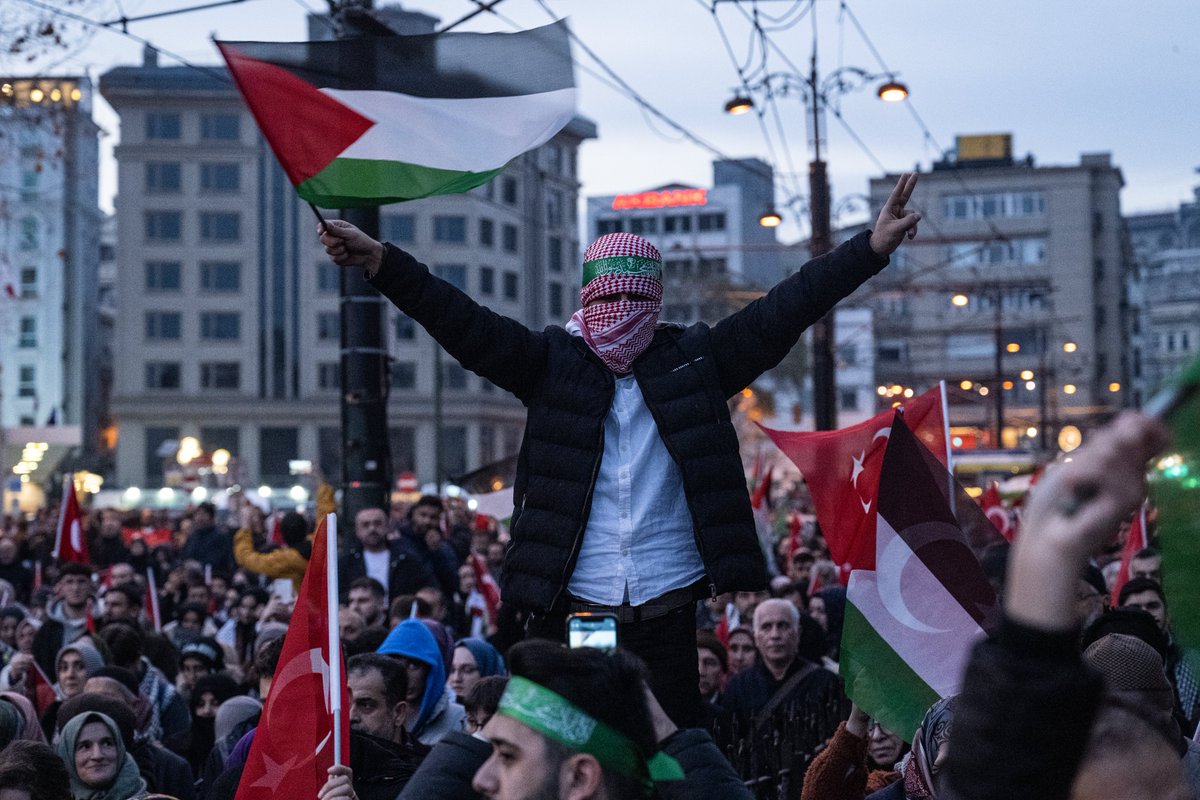 🇹🇷🇵🇸"Şehitlerimize rahmet, Filistin'e destek" etkinliği için on binlerce kişi Galata Köprüsü'ne yürüyor