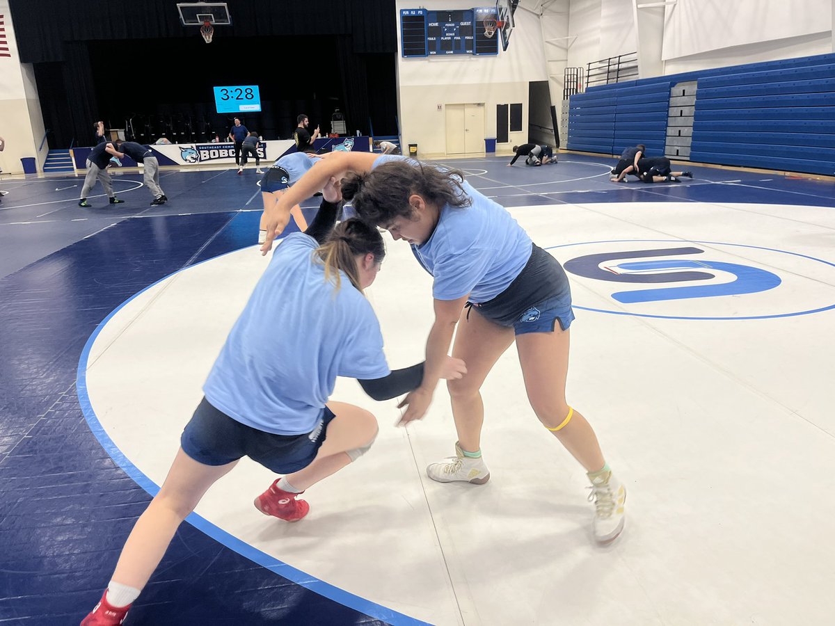 SCC_wrestling's tweet photo. HAPPY NEW YEAR practice here at SCC! 
Men’s &amp; Women’s teams started off the new year grinding tuff at the Truman Center! 

📍Truman 

#NJCAA #GoBobcats #ChooseSCC https://t.co/2WTNihCOzg