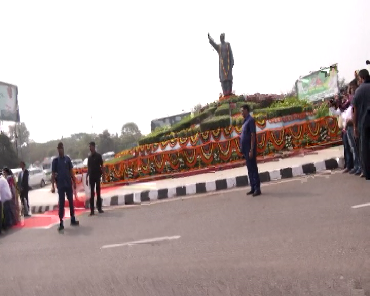 SakalaNews's tweet photo. ମେଟ୍ରୋ ପ୍ରକଳ୍ପ ଶିଳାନ୍ୟାସ ଉତ୍ସବ : ନବୀନ ନିବାସରୁ ବାରଙ୍ଗ ଅଭିମୁଖେ ମୁଖ୍ୟମନ୍ତ୍ରୀ। ବିମାନବନ୍ଦର ଛକ ବିଜୁବାବୁଙ୍କ ପ୍ରତିମୂର୍ତ୍ତିରେ କଲେ ମାଲ୍ୟାର୍ପଣ । ପ୍ରତମୂର୍ତ୍ତି ମାଲ୍ୟାର୍ପଣ ପରେ ରୋଡ ଶୋ’ରେ ମୁଖ୍ୟମନ୍ତ୍ରୀ । ବିଭିନ୍ନ ସ୍ଥାନରେ ମୁଖ୍ୟମନ୍ତ୍ରୀଙ୍କୁ ସାଧାରଣ ଲୋକଙ୍କ ଶୁଭେଚ୍ଛା । #MetroTrainProject #CMNaveenPatnaik #VKPandian #SakalaNews