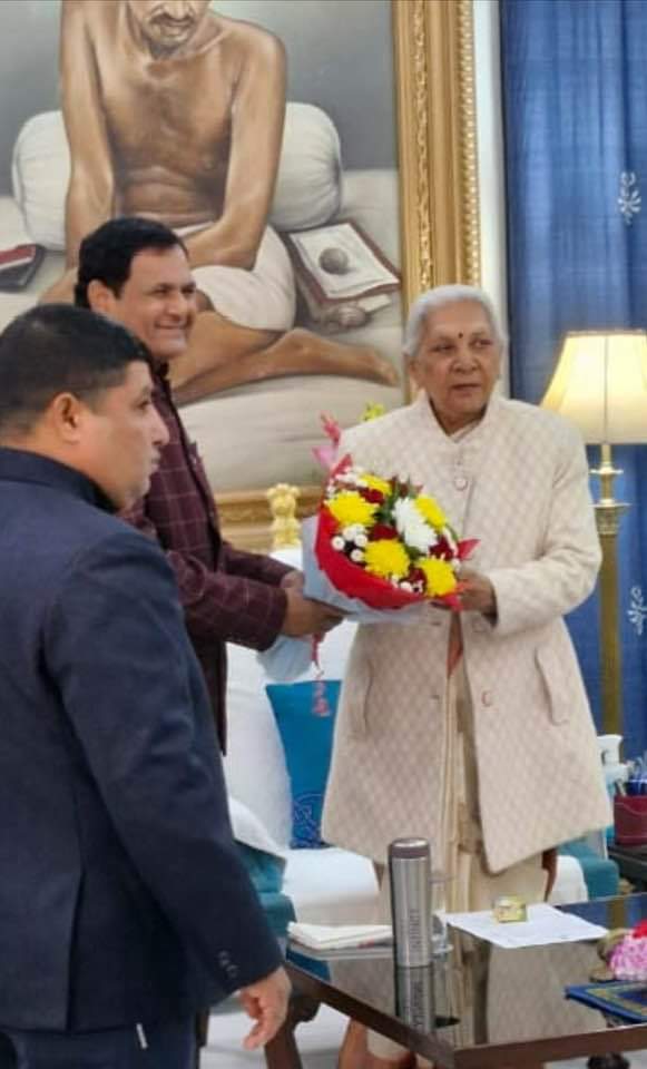 आज उत्तर प्रदेश की राज्यपाल मा0 श्रीमती <a href="/anandibenpatel/">Anandiben Patel</a> जी को राजभवन में नव वर्ष की शुभकामनाएँ देते हुए ।