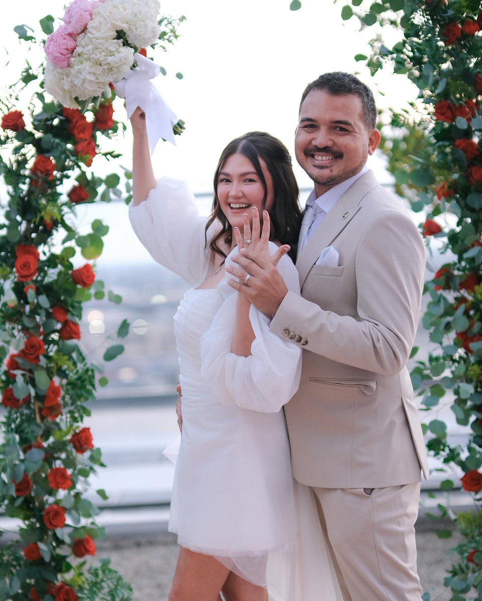kodupdate's tweet photo. MR. AND MRS. HOMAN! 
 
“Patuloy na mananalig at maniniwala sa pag-ibig. Sa kabila ng lahat. Ang pagmamahal pa rin ang kakapitan. 

Maligayang bagong taon - Mrs Angelica Panganiban Homan ❤️”

📷 Angelica Panganiban | IG https://t.co/SOGkqsqdpW
