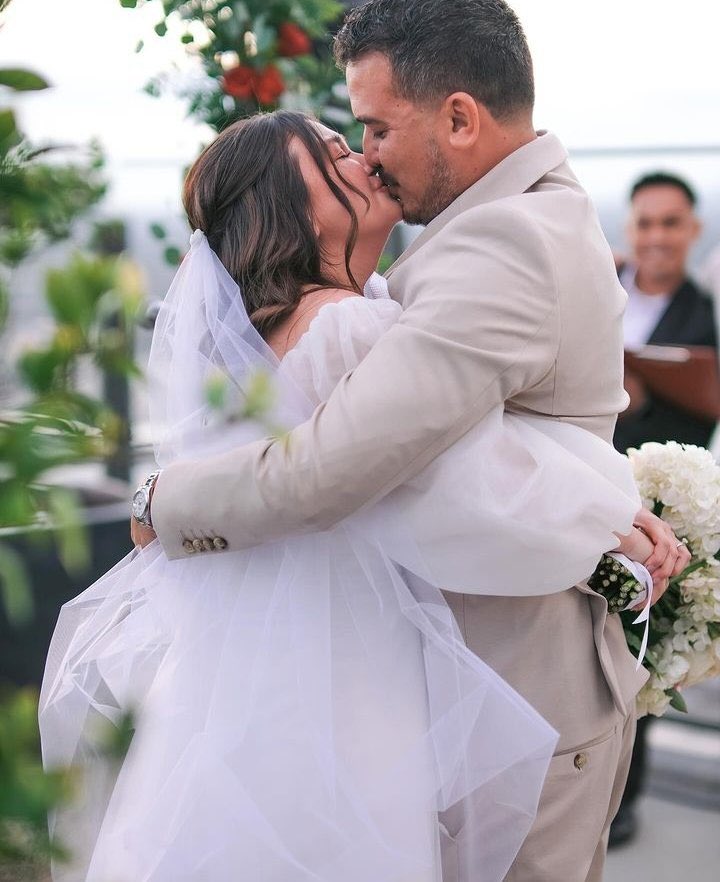 kodupdate's tweet photo. MR. AND MRS. HOMAN! 
 
“Patuloy na mananalig at maniniwala sa pag-ibig. Sa kabila ng lahat. Ang pagmamahal pa rin ang kakapitan. 

Maligayang bagong taon - Mrs Angelica Panganiban Homan ❤️”

📷 Angelica Panganiban | IG https://t.co/SOGkqsqdpW