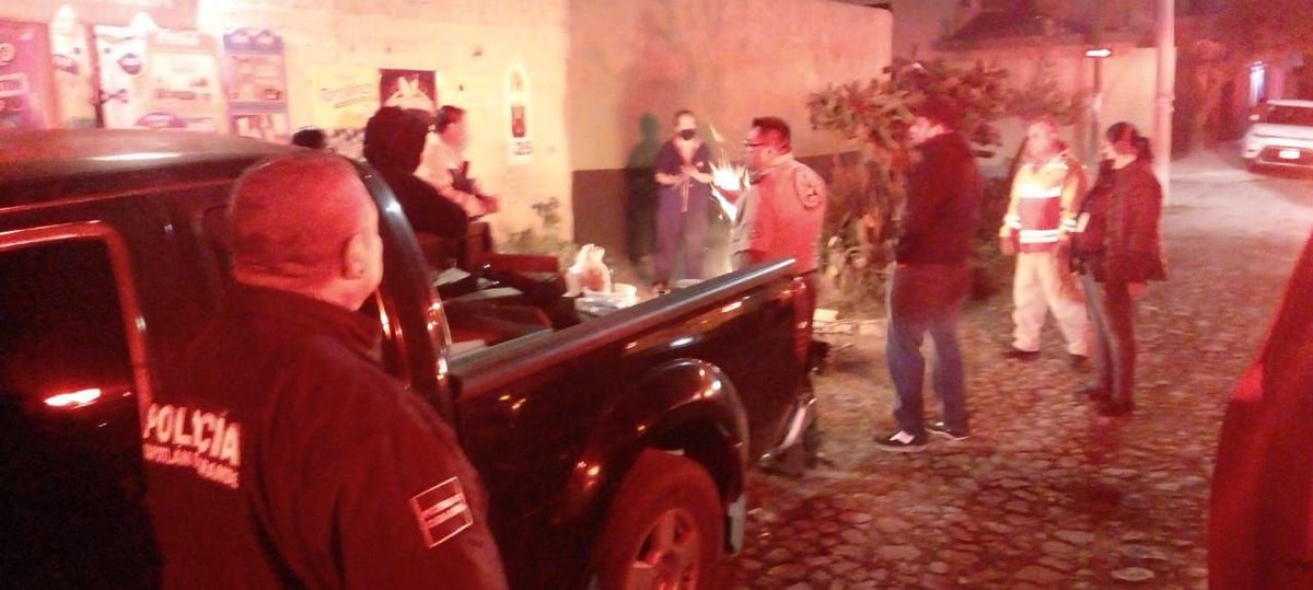 PCJalisco's tweet photo. #AlMomento como parte del operativo fogatas 2023 nuestros oficiales de la Comandancia Regional Ciudad Guzmán, se encuentran haciendo recorridos en coordinación con autoridades municipales para invitar a la población a apagar sus fogatas! https://t.co/xIYRl0sfZm