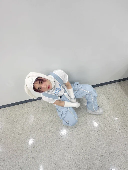240101 ⟡  2:59PM  hyunjin sent photos  "i'll give you a new year's present, i can't upload it on instagram so i'll share it only with you.." (2/3)