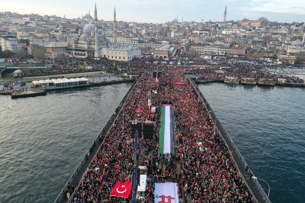 ihhinsaniyardim's tweet photo. On binler bugün; "Şehitlerimize rahmet, Filistin'e destek, İsrail'e lanet" için sabah namazında bir araya geldi ve Galata Köprüsü'ne yürüdü...

#ForFairFuture https://t.co/hbObrv24X5