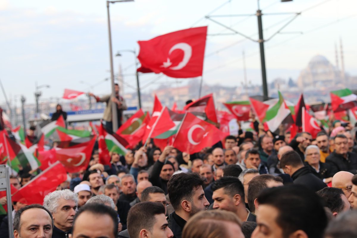 _aliyalcin_'s tweet photo. Bir sabah gelecek kardan aydınlık..

“ ŞEHİTLERİMİZE RAHMET
    FİLİSTİN'E D E S T E K
    İSRAİL'E   𝗟 𝗔 𝗡 𝗘 𝗧 ” 

📍Galata Köprüsü / İstanbul

#ForFairFuture https://t.co/bFXH3ZzEkh