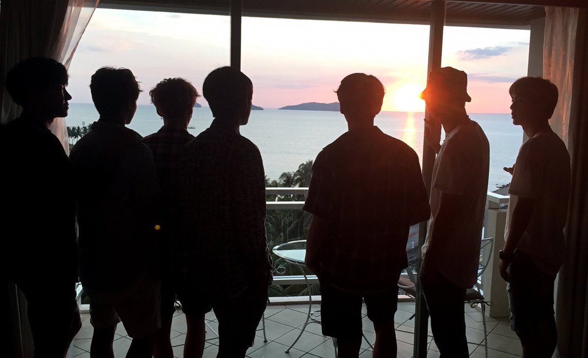 BTSpavedthewayh's tweet photo. i need to touch some grass, like how tf ik who is who in this picture https://t.co/c0hsEbm9Vp