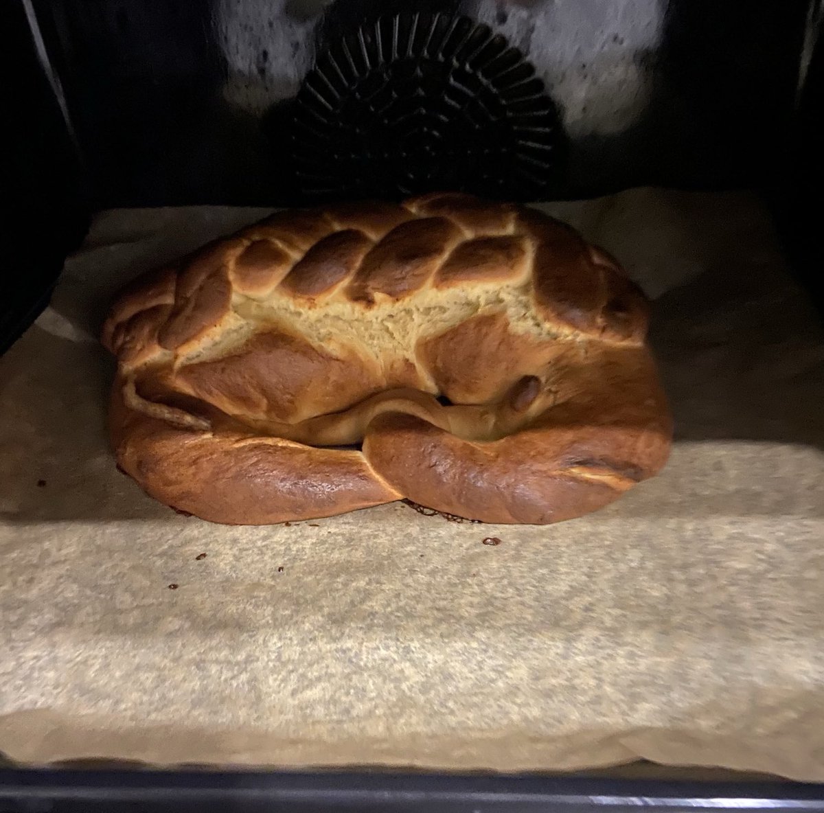 Titan_Jetzt's tweet photo. Da isse selbst gebacken.  
#Neujahrsbrezel https://t.co/HvaruUzkWz