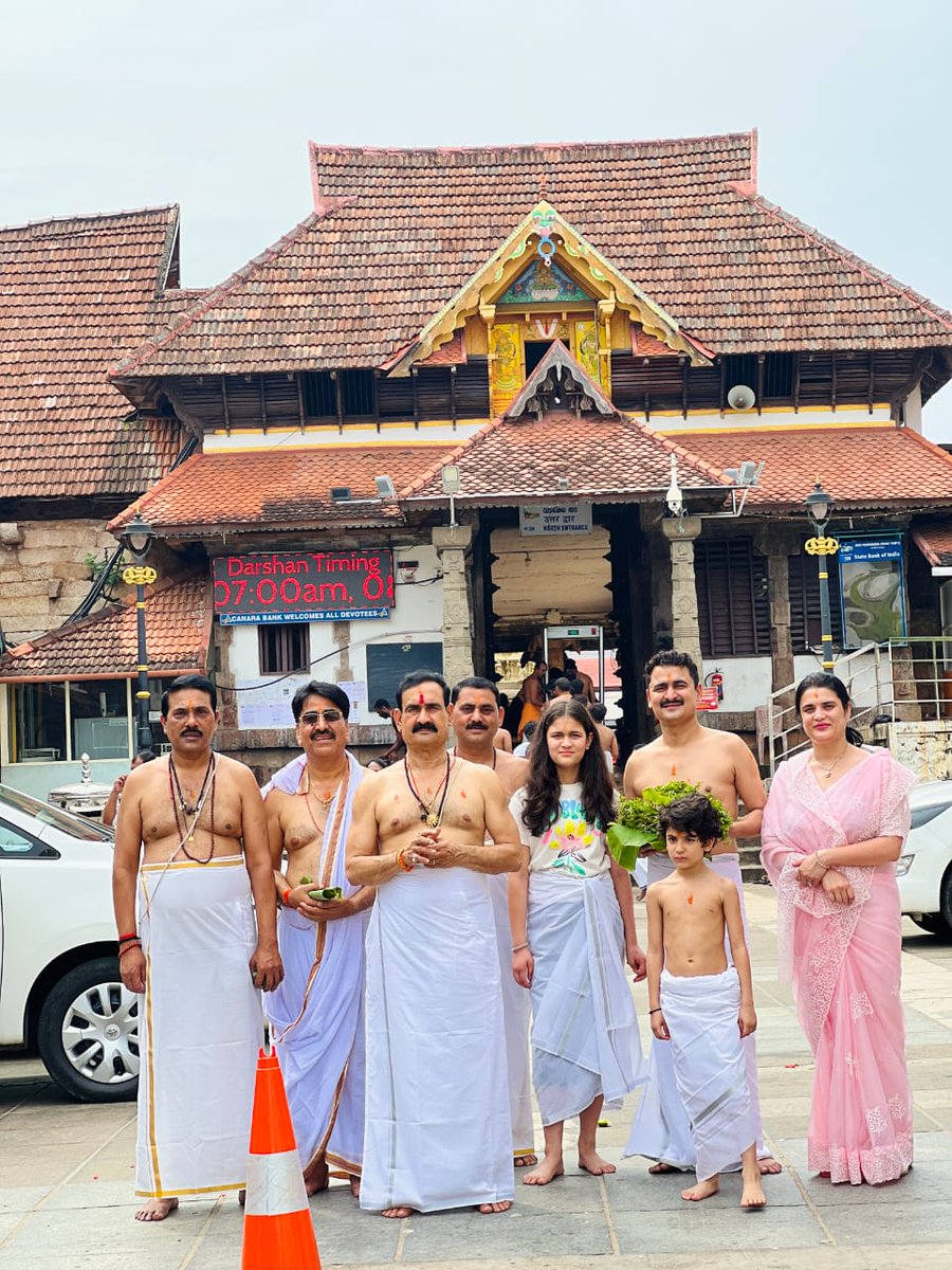 Dr_SukarnMishra's tweet photo. श्री पद्मनाभ स्वामी मंदिर..
तिरुवनंतपुरम, केरल में भगवान विष्णु जी के 7000 वर्ष पूर्व मे की केरल एवं द्रविड़ स्थापत्य और वास्तु कला के अनुपम स्वरूप श्री #पद्मनाभ_स्वामी_मंदिर में सपरिवार दर्शन और पूजा अर्चना करने का सौभाग्य मिला  व प्रदेशवासियों के कल्याण के लिए प्रार्थना की।

#ॐ_विष्ण्वे_नमः🚩
@drnarottammisra
