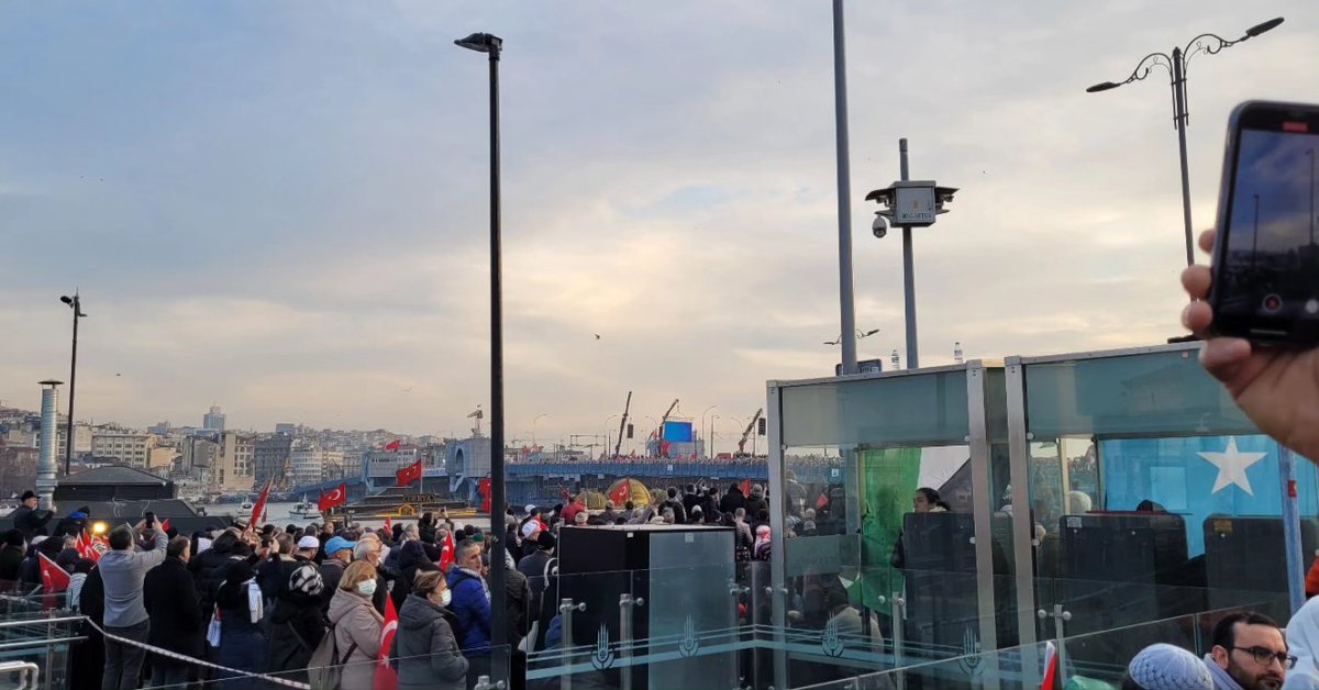 "Şehitlere rahmet 
Filistine destek
İsraile lanet"