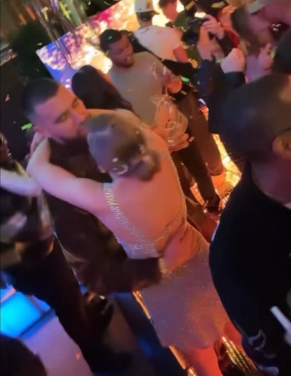updateswiftbr's tweet photo. FELIZ ANO NOVO! Taylor Swift e Travis Kelce. 👩🏼‍❤️‍💋‍👨🏻 https://t.co/ayW5NSQlOX
