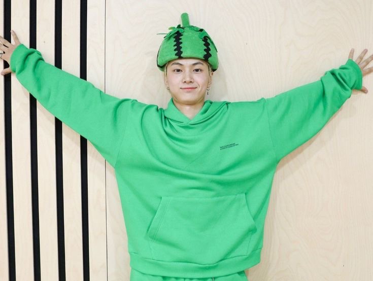 heyo I’m drew!! looking for interactive #moots :))

❥ : they/them!! || native/black || 06           
❥ : I tweet mainly about ateez and txt (I tweet a lot ) 
❥ : all fandoms are welcome!! 
❥ : I’m not new to #kpoptwt /#stantwt                         

♡ / ↻ to spread