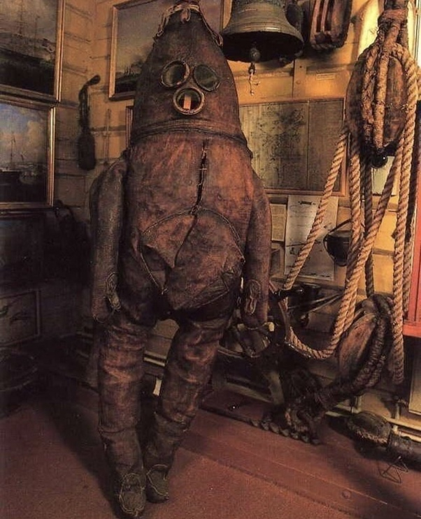 un1questuff's tweet photo. The oldest surviving diving suit from the 18th century. This suit is made of cowskin and was waterproofed using a mixture of mutton tallow, tar, and pitch.

#rare #weird #interesting #fasinating #viral https://t.co/u2d8v1kX6y