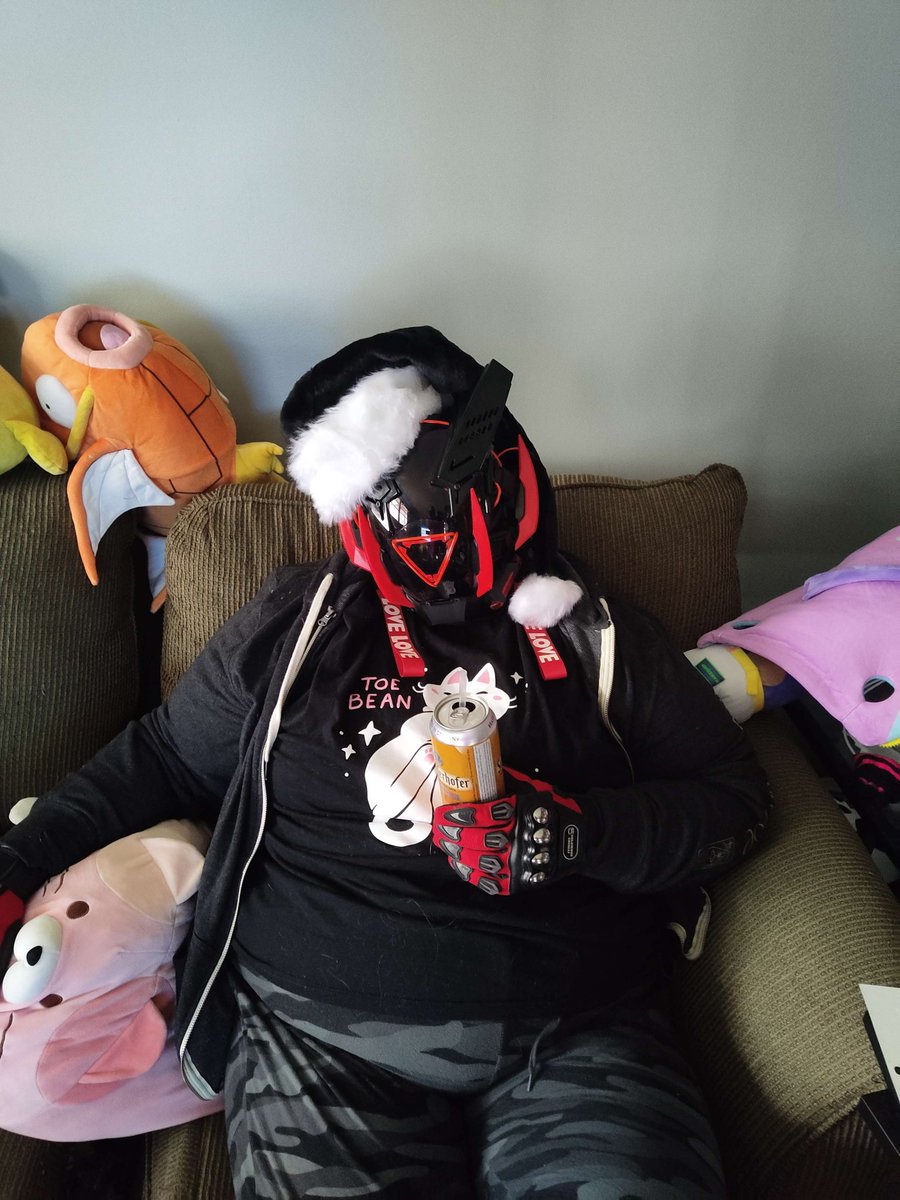 gummibeargundam's tweet photo. Happy is a bit too optimistic.
Let's just say Contented New Year and work our way to Happy as we go.
#FatRobotFriend https://t.co/lu9G6IKmxJ