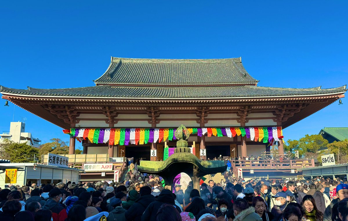 yasuwatch's tweet photo. あけましておめでとうございます！
今年もどうぞよろしくお願いします☺️

元旦はランゲ1で初詣
初めて西新井大師に来ましたけど激混みですね😇
でも快晴で気持ちいいです✨ https://t.co/QMfPYNYGZm