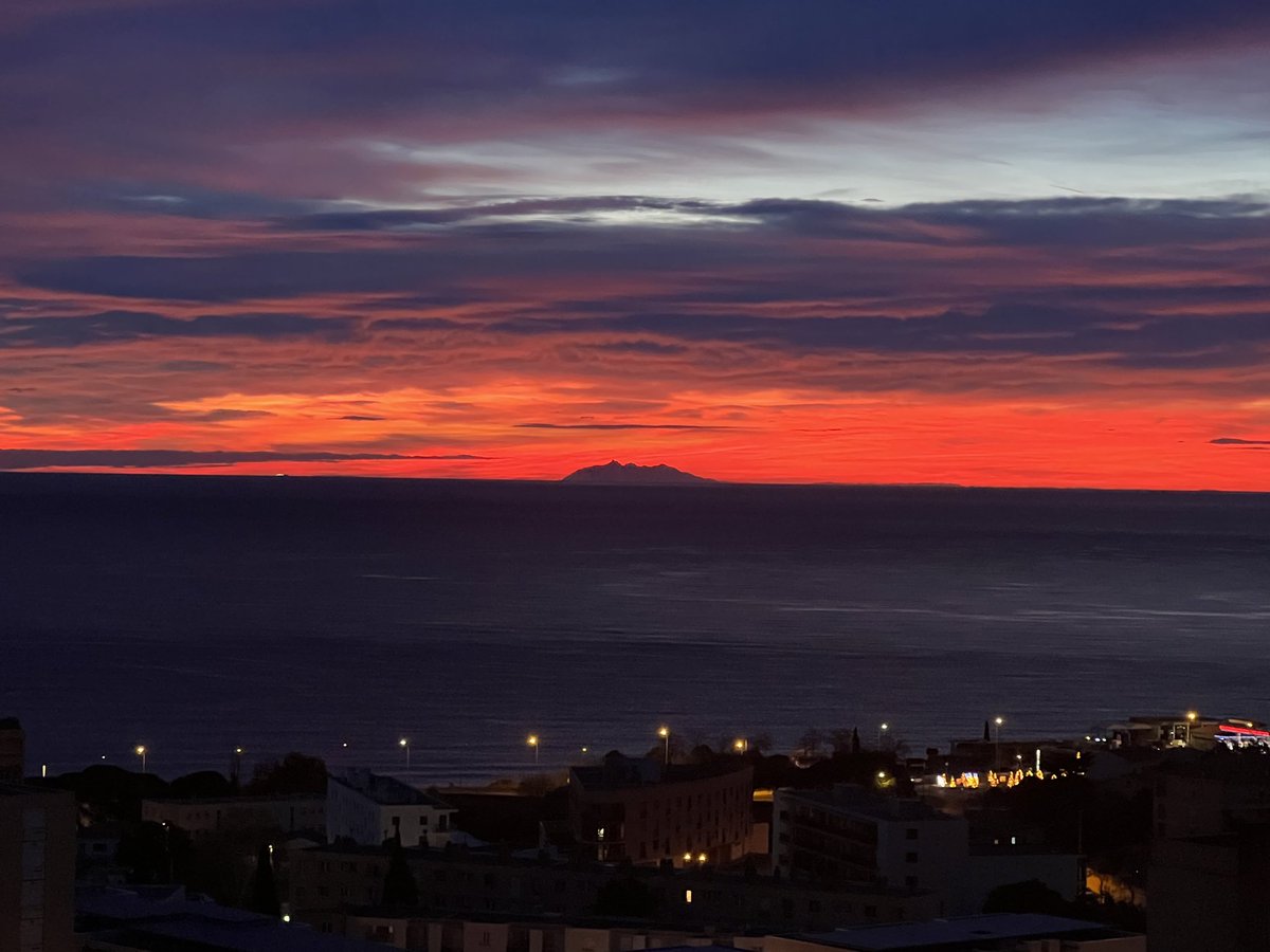 dary_joelle's tweet photo. Magnifiques couleurs ce matin à #Bastia pour cette nouvelle année #2024. Pace è salute. https://t.co/7H2UzqL32U