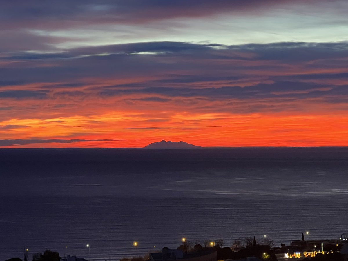 dary_joelle's tweet photo. Magnifiques couleurs ce matin à #Bastia pour cette nouvelle année #2024. Pace è salute. https://t.co/7H2UzqL32U