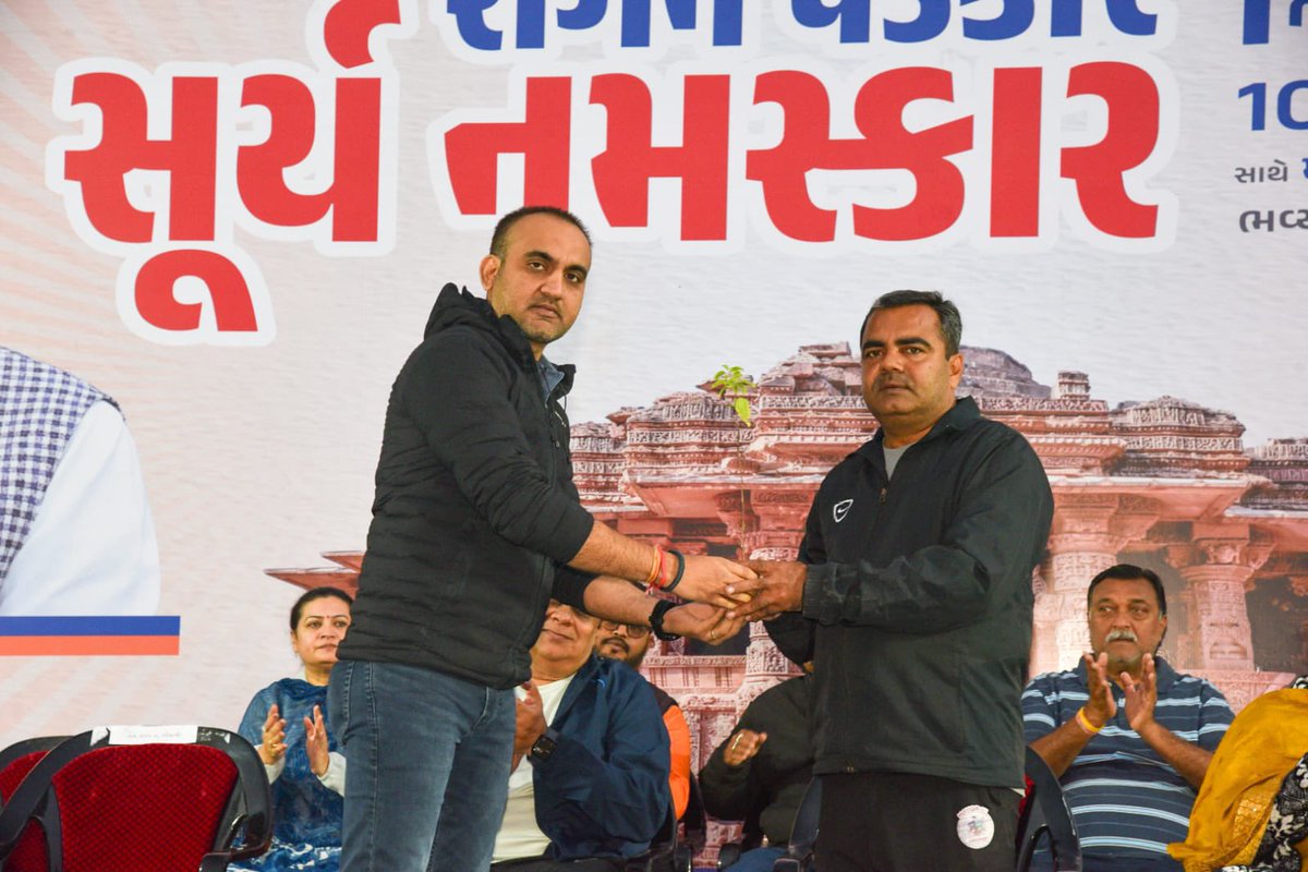 divyeshakbari79's tweet photo. રોગને પડકાર... સૂર્ય નમસ્કાર... 

ગુજરાત રાજ્ય ના મુખ્યમંત્રીશ્રી @Bhupendrapbjp સાહેબ ના માર્ગદર્શન હેઠળ તેમજ ગુજરાત રાજ્ય ના રમત ગમત યુવા સાંસ્કૃતિક વિભાગ તેમજ ગૃહરાજ્યમંત્રીશ્રી @sanghaviharsh જી ની ઉપસ્થિતિમાં આજે 1 જાન્યુઆરીએ રાજ્ય ના 108 સ્થળો પર તથા મોઢેરા સૂર્યમંદિરના દ્વારે સૂર્ય નમસ્કારનો મુખ્ય કાર્યક્રમ યોજાયો જે  અંતર્ગત જામનગર ખાતે યોજાયેલ સૂર્ય નમસ્કાર કાર્યક્રમમાં હાજરી આપી.
