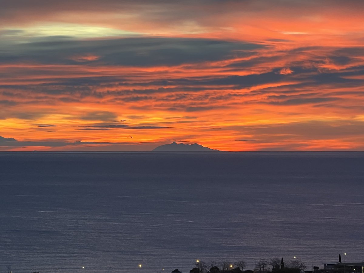 dary_joelle's tweet photo. Magnifiques couleurs ce matin à #Bastia pour cette nouvelle année #2024. Pace è salute. https://t.co/7H2UzqL32U