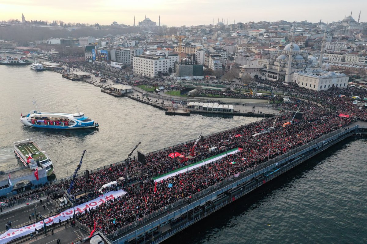 Nisa571__'s tweet photo. İnsanlık için uzanmayan el utansın.
İnsanlık için konuşmayan dil utansın.
İnsanlık için görmeyen göz utansın.
İnsanlık için yaşatmayan Kul utansın

İnsanın insandan üstünlüğü merhameti şevkati ve en önemlisi takvasıdır.
Hamasa selam 
Direnişe devam

🇹🇷🇵🇸🇹🇷👈
#GalataKöprüsü Kudüs https://t.co/xFxdzdWgqk