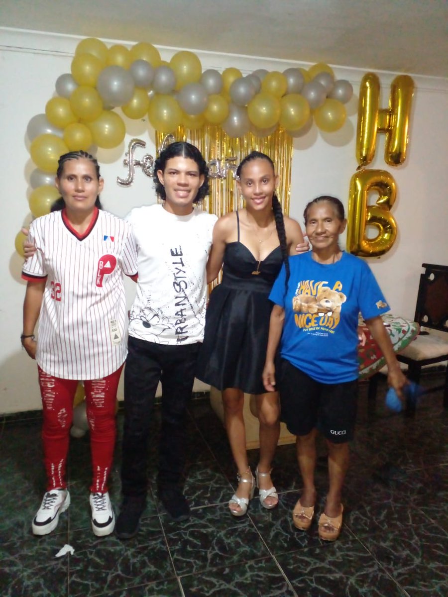 RoberRiascos_RR's tweet photo. Feliz año nuevo 2024 😊❤️🌌🙏🎉🎄🎁❄️☃️🥂🍾🎙️🌹🕺💃🎊 #FelizAñoNuevo #Familia #RoberRiascos #RoberRiascosRR #Buenaventura #Cali #FelicesFiestas https://t.co/ahPOrCkF61