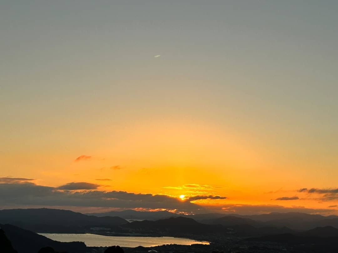 tsuritaro55's tweet photo. 明けましておめでとうございます🌅
初日の出からの初詣⛩️ https://t.co/F53E2IDYHv
