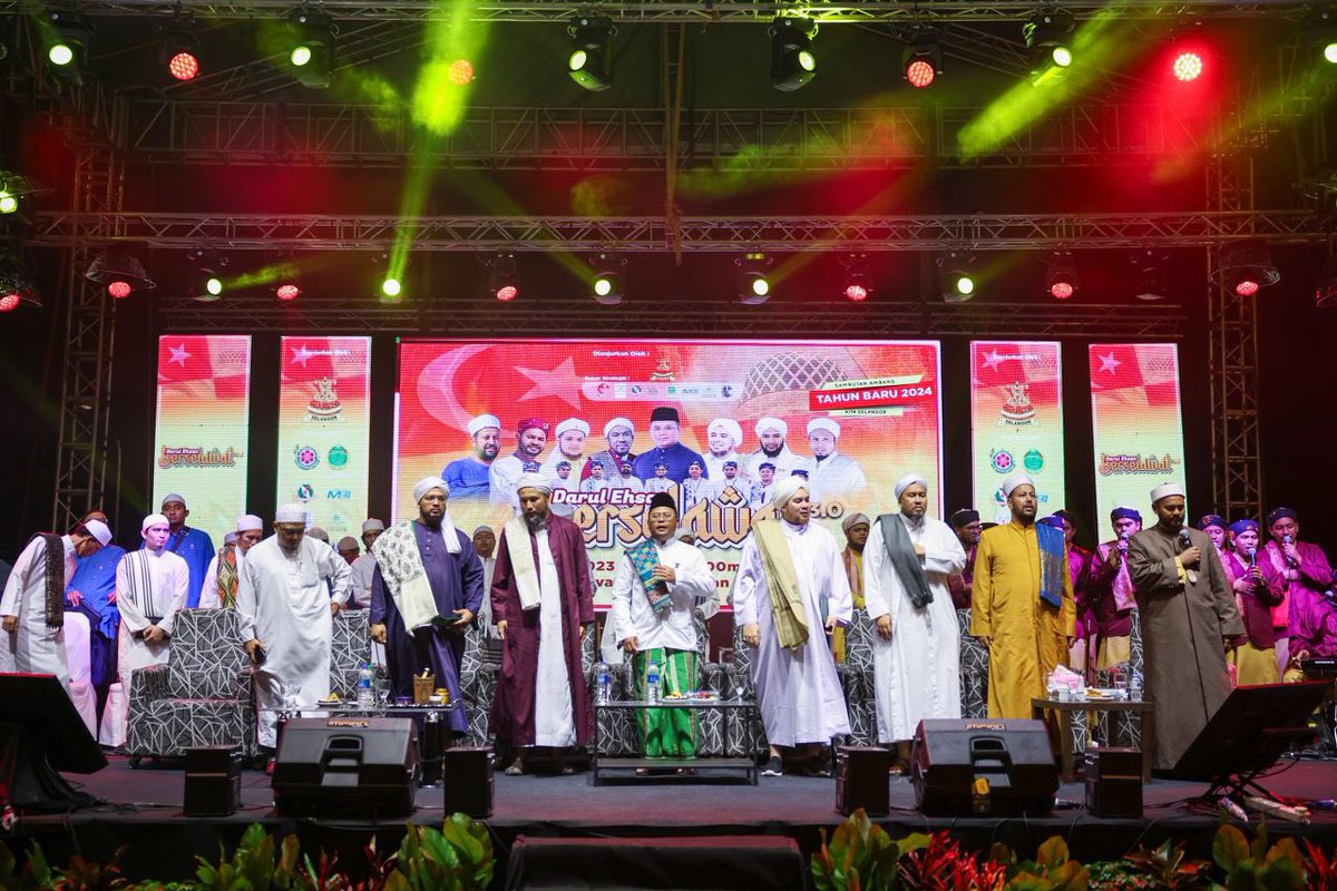 AmirudinShari's tweet photo. Puluhan ribu membanjiri perkarangan Stadium Shah Alam malam tadi di Majlis Darul Ehsan Berselawat 3.0.

Kami menyambut kedatangan Tahun Baharu 2024 dengan menadah tangan dan bermunajat ke hadrat Allah SWT. 

Kami alunkan selawat buat Rasul Junjungan Muhammad SAW, tasbih dan zikir mengingati Allah SWT. 

Moga bumi Selangor Darul Ehsan terus dipenuhi majlis zikir dan selawat, membawa berkah dan rahmah buat negeri bertuah ini. 

Ampunkan dosa kami Ya Allah, limpahkan rahmatMu ke atas bumi Selangor yang berkah ini, terimalah segala amalan dan makbulkan doa kami, lindungi sahabat dan saudara kami di Gaza dan Palestin, berikan umat Islam di Palestin kemenangan dan kemerdekaan melawan musuh Zionis laknatullah. 

Ameen ya Rabb

#KitaSelangor
#DarulEhsanBerselawat