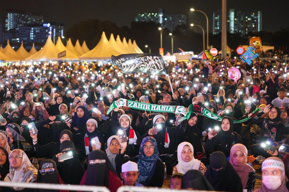AmirudinShari's tweet photo. Puluhan ribu membanjiri perkarangan Stadium Shah Alam malam tadi di Majlis Darul Ehsan Berselawat 3.0.

Kami menyambut kedatangan Tahun Baharu 2024 dengan menadah tangan dan bermunajat ke hadrat Allah SWT. 

Kami alunkan selawat buat Rasul Junjungan Muhammad SAW, tasbih dan zikir mengingati Allah SWT. 

Moga bumi Selangor Darul Ehsan terus dipenuhi majlis zikir dan selawat, membawa berkah dan rahmah buat negeri bertuah ini. 

Ampunkan dosa kami Ya Allah, limpahkan rahmatMu ke atas bumi Selangor yang berkah ini, terimalah segala amalan dan makbulkan doa kami, lindungi sahabat dan saudara kami di Gaza dan Palestin, berikan umat Islam di Palestin kemenangan dan kemerdekaan melawan musuh Zionis laknatullah. 

Ameen ya Rabb

#KitaSelangor
#DarulEhsanBerselawat