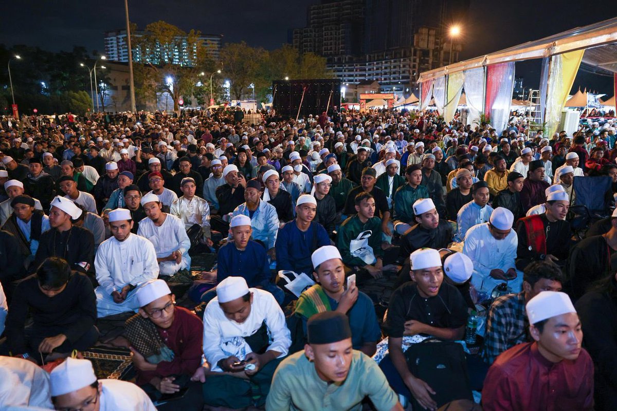 AmirudinShari's tweet photo. Puluhan ribu membanjiri perkarangan Stadium Shah Alam malam tadi di Majlis Darul Ehsan Berselawat 3.0.

Kami menyambut kedatangan Tahun Baharu 2024 dengan menadah tangan dan bermunajat ke hadrat Allah SWT. 

Kami alunkan selawat buat Rasul Junjungan Muhammad SAW, tasbih dan zikir mengingati Allah SWT. 

Moga bumi Selangor Darul Ehsan terus dipenuhi majlis zikir dan selawat, membawa berkah dan rahmah buat negeri bertuah ini. 

Ampunkan dosa kami Ya Allah, limpahkan rahmatMu ke atas bumi Selangor yang berkah ini, terimalah segala amalan dan makbulkan doa kami, lindungi sahabat dan saudara kami di Gaza dan Palestin, berikan umat Islam di Palestin kemenangan dan kemerdekaan melawan musuh Zionis laknatullah. 

Ameen ya Rabb

#KitaSelangor
#DarulEhsanBerselawat