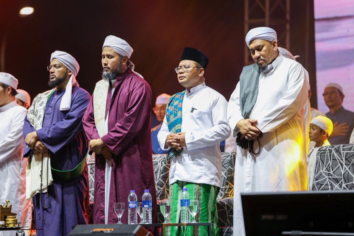 AmirudinShari's tweet photo. Puluhan ribu membanjiri perkarangan Stadium Shah Alam malam tadi di Majlis Darul Ehsan Berselawat 3.0.

Kami menyambut kedatangan Tahun Baharu 2024 dengan menadah tangan dan bermunajat ke hadrat Allah SWT. 

Kami alunkan selawat buat Rasul Junjungan Muhammad SAW, tasbih dan zikir mengingati Allah SWT. 

Moga bumi Selangor Darul Ehsan terus dipenuhi majlis zikir dan selawat, membawa berkah dan rahmah buat negeri bertuah ini. 

Ampunkan dosa kami Ya Allah, limpahkan rahmatMu ke atas bumi Selangor yang berkah ini, terimalah segala amalan dan makbulkan doa kami, lindungi sahabat dan saudara kami di Gaza dan Palestin, berikan umat Islam di Palestin kemenangan dan kemerdekaan melawan musuh Zionis laknatullah. 

Ameen ya Rabb

#KitaSelangor
#DarulEhsanBerselawat