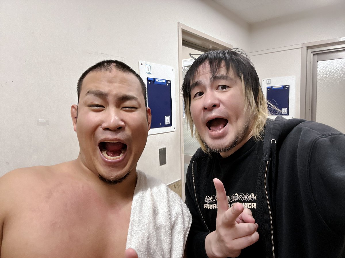 isami_777's tweet photo. あけましておめでとうございます。
新年一発目、ゼロワン後楽園大会終わりました。

阿部さんは前日五試合して二時間しか寝てないそうです。
誰よりも元気だったのは流石。

今年もよろしくお願いいたします。
#basara_pw https://t.co/VtEEvWv8Ic
