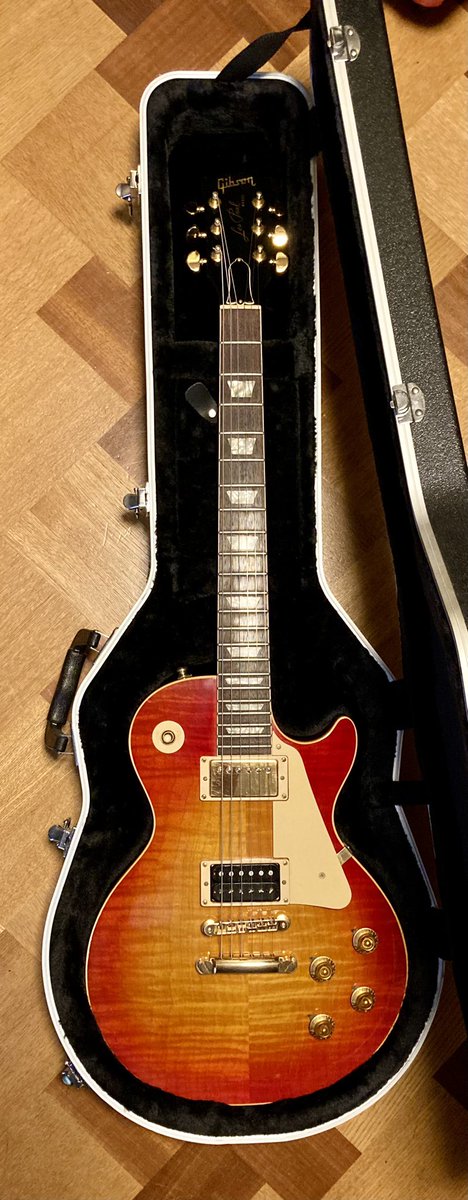 JimDioWalters's tweet photo. 事始めっス
#弦交換 してアチコチチェックして

#Gibson
#LeosReissue
#Bunny
#FERNANDES
#Japanvintage
#tcelectronic
#GForce
#GMajor2
#GSystem
#LINE6
#VooDooLab
#GATER
#KORG
#SGWネック
#BEHRINGER https://t.co/UpRQ7Xwq1T
