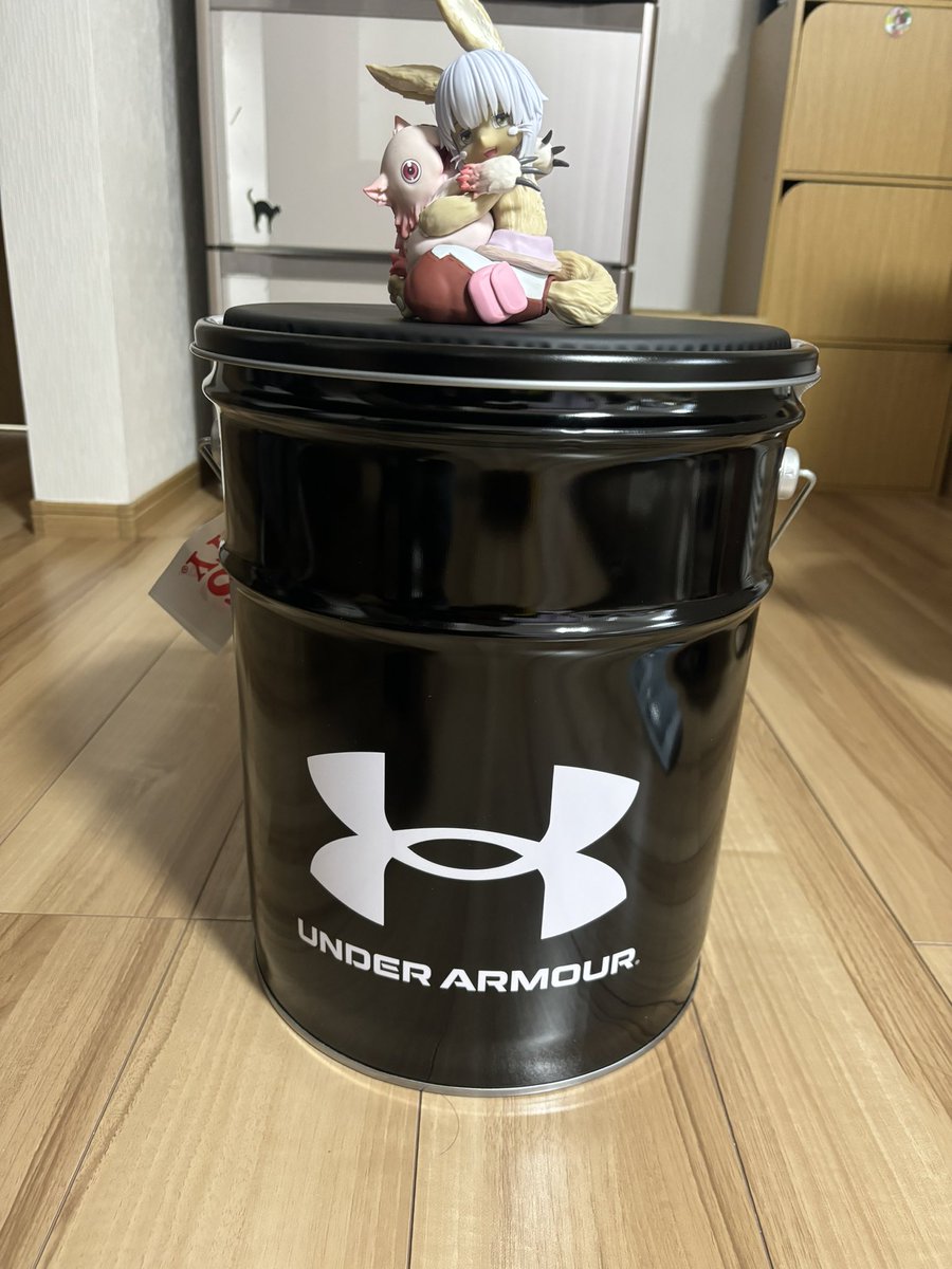 KatumiMav's tweet photo. イオン岡山にアンダーアーマー福袋？福缶？を購入🤗
値段は少し高くなったけど、満足、パーカーにパーカーの厚手のやつ？靴下、薄いインナー？パンツ類は一切無し
#アンダーアーマー福袋 https://t.co/AcCbDv2mkE