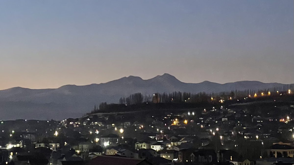 HasmikMar's tweet photo. My sunset at New Year’s Eve is promising. Let’s hope that more Armenians will repat, and more will visit Armenia and much less will immigrate in 2024.
Happy New Year from Armenia 🇦🇲🎆 https://t.co/8rq0ULWAIS