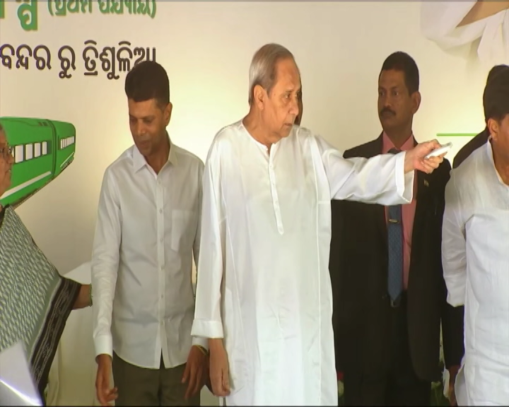 NandighoshaTV's tweet photo. ନୂଆ ବର୍ଷରେ ଲେଖାହେଲା ନୂଆ ଅଧ୍ୟାୟ । ଆଜି ଆଉ ପାଦେ ଆଗେଇଲା ମେଟ୍ରୋ ଟ୍ରେନ ସ୍ବପ୍ନ । ପ୍ରକଳ୍ପର ଶିଳାନ୍ୟାସ କଲେ ମୁଖ୍ୟମନ୍ତ୍ରୀ ନବୀନ ପଟ୍ଟନାୟକ
#Bhubaneswar #MetroTrainPRoject #CMNaveenPatnaik #NandighoshaTV https://t.co/B2ljbyk5nb