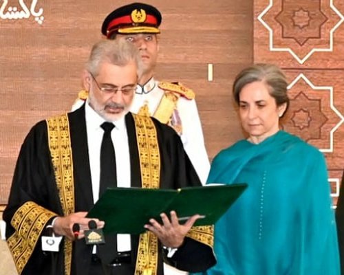 آپکی بیویوں کو ایئرپورٹ پر تلاشی سے بھی استثناء جبکہ سیاسی کارکنان کی بیویوں کو ان کے گھروں میں گھس کر بچیوں کے سامنے ننگا کیا جا رہا ہے۔

اللہ سے دعا ہے تمام ظالموں کو اسی دنیا میں عبرت کا نشان بنائے۔ سب بولو آمین