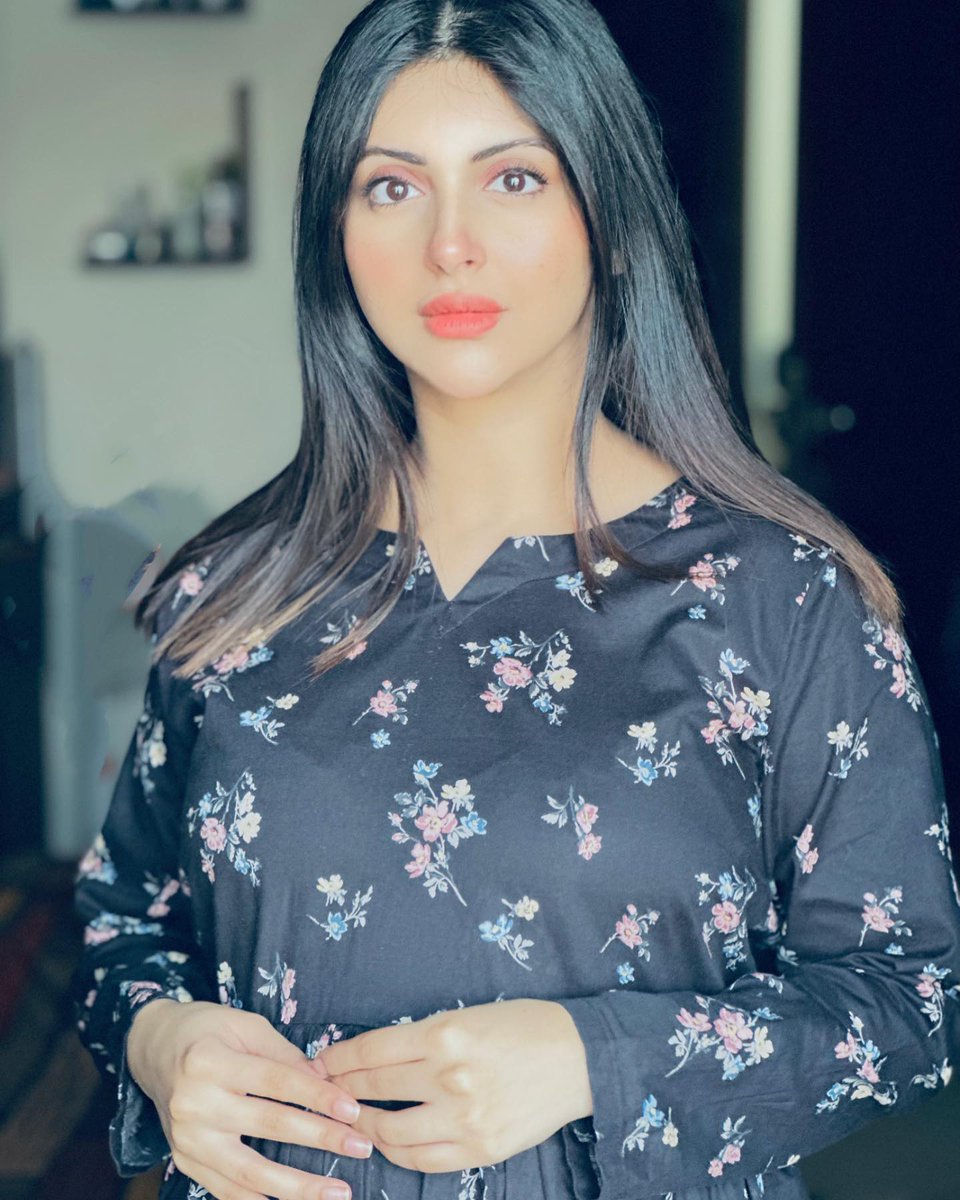 ShowbizAndNewz's tweet photo. #MomalKhalid in her recent appearance 🖤 https://t.co/6wfV1UtqaE