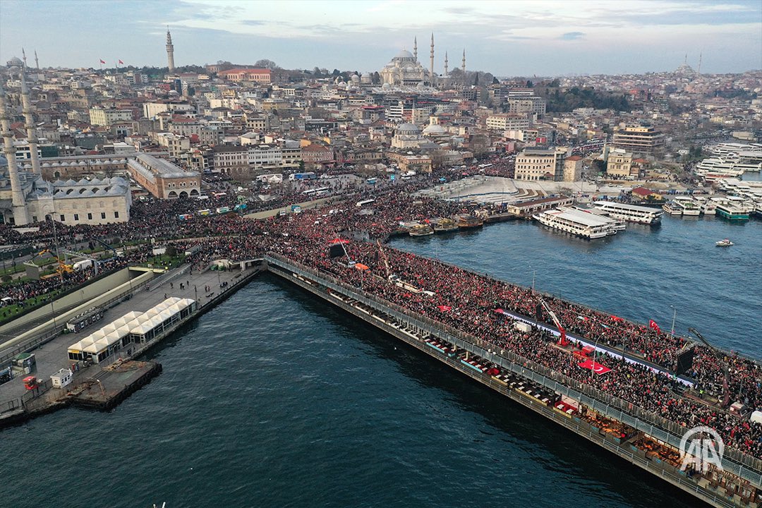 Galata Köprüsü, bugün insanlık ve dayanışma için tarihi bir ana şahit oldu. Yeni yılın ilk gününde gösterdikleri bu dayanışma için tüm İstanbullu hemşerilerimize teşekkür ediyorum. Bir kez daha aziz şehitlerimizi rahmetle anıyor, nehirden denize kadar özgür Filistin