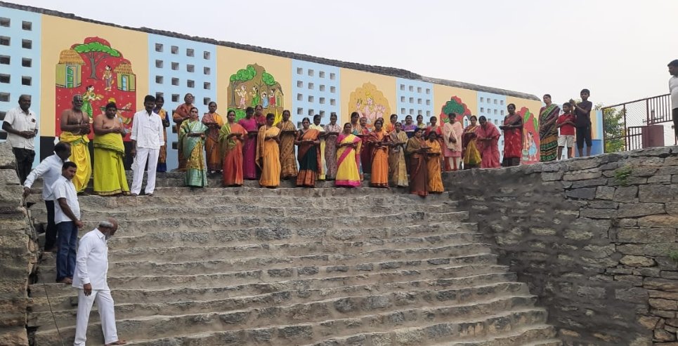 kalpana_designs's tweet photo. What more happiness than to begin the New Year seeing  community women reading the 16 th Aandal Pasuram today at the restored #ChennakesavatempleStepwell
 #AtmakoorSuryapet 
Back  to use after decades and sharing their happiness 🙏🪷is divine bliss
@ACLBSURYAPET 
@rainwater_info https://t.co/IuXdn0s8dh
